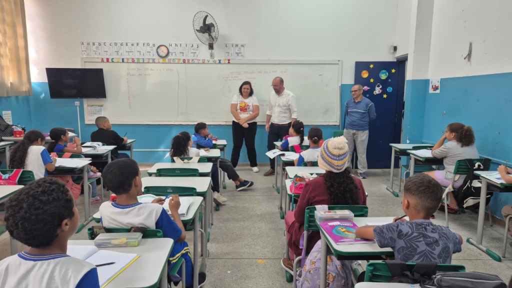 O prefeito de São Carlos, Netto Donato, esteve na manhã desta segunda-feira (01/06) na Escola Municipal de Educação Básica (EMEB) Arthur Natalino Deriggi, localizada no bairro Cidade Aracy e que atende 1.200 alunos no Fundamental I e II e na Educação de Jovens e Adultos (EJA).