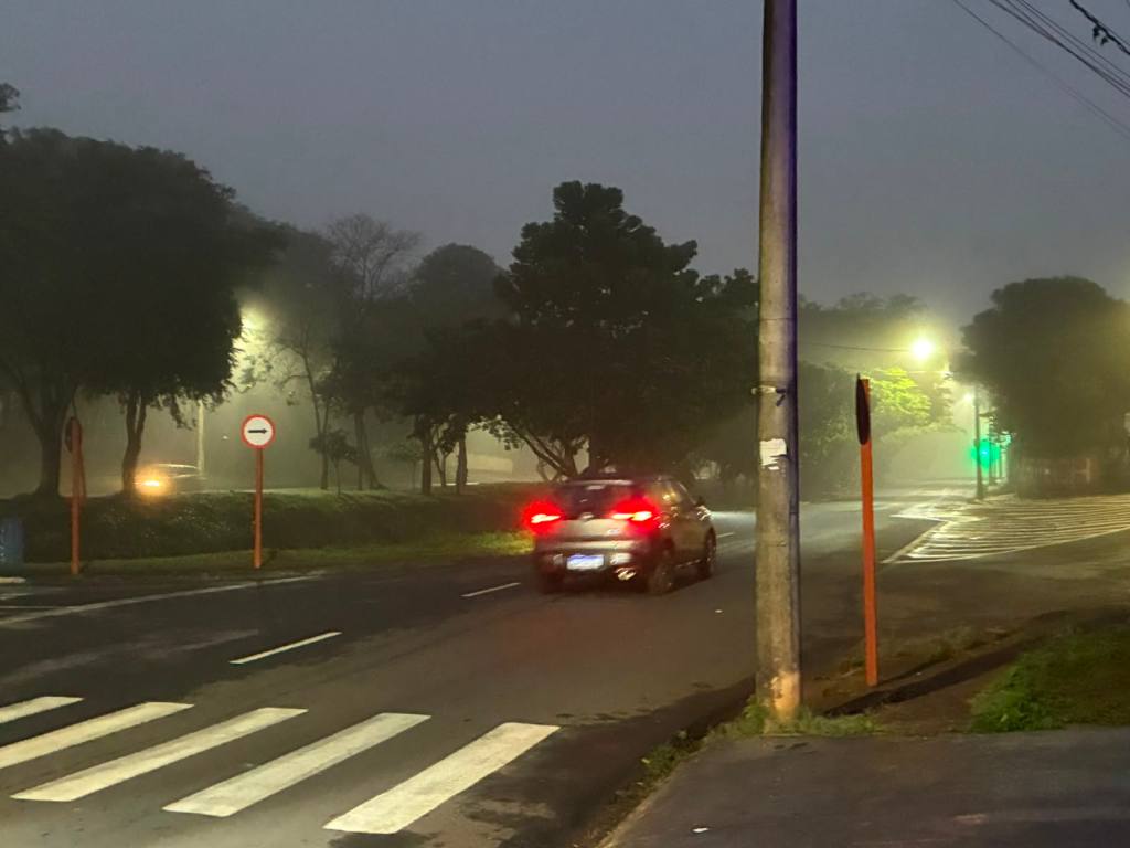 São Carlos amanheceu nesta terça-feira (16) sob um cenário típico de inverno. Por volta das 6h43, uma espessa camada de neblina encobria diversos bairros da cidade, reduzindo a visibilidade e transformando a paisagem urbana.
