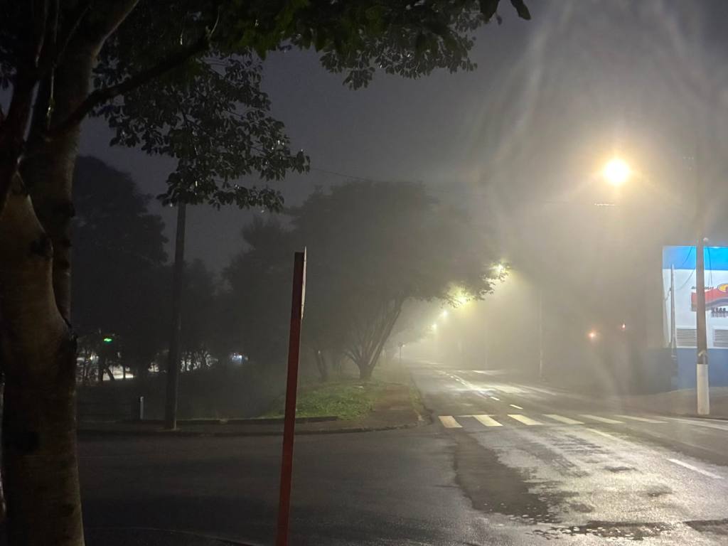 São Carlos amanheceu nesta terça-feira (16) sob um cenário típico de inverno. Por volta das 6h43, uma espessa camada de neblina encobria diversos bairros da cidade, reduzindo a visibilidade e transformando a paisagem urbana.