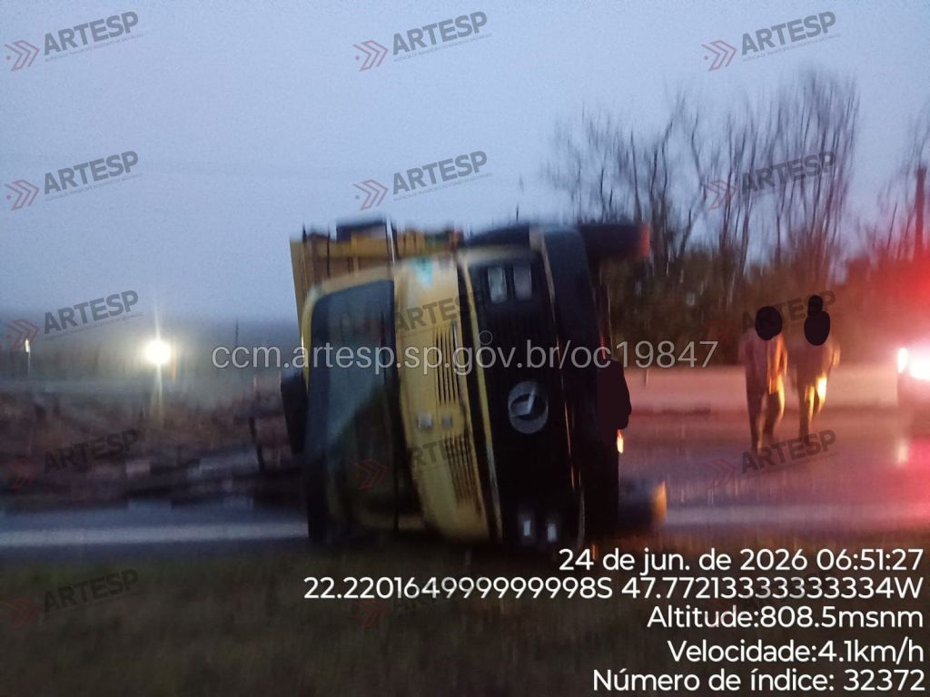 Na manhã chuvosa desta quarta, 24, um caminhão carregado com madeira tombou no km 92, da SP 225, em Itirapina. Devido ao acidente, o trânsito no local está bloqueado, segundo a ARTESP.