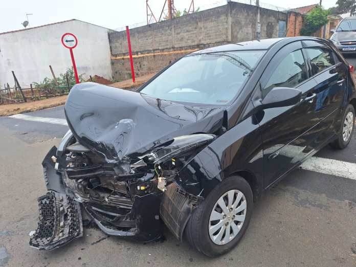 Uma colisão envolvendo um HB20 e um Ford Fiesta foi registrada na manhã desta terça, 16, no cruzamento da Bernardino Fernandes Nunes com a Rotary Club,