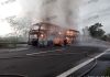 Ônibus é destruído por incêndio