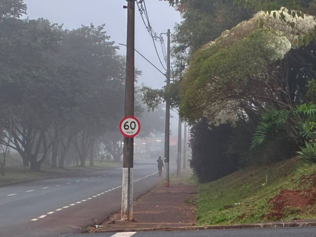 São Carlos amanheceu envolta por uma densa camada de neblina neste domingo (14), criando uma paisagem que chamou a atenção de moradores e motoristas logo nas primeiras horas da manhã.
