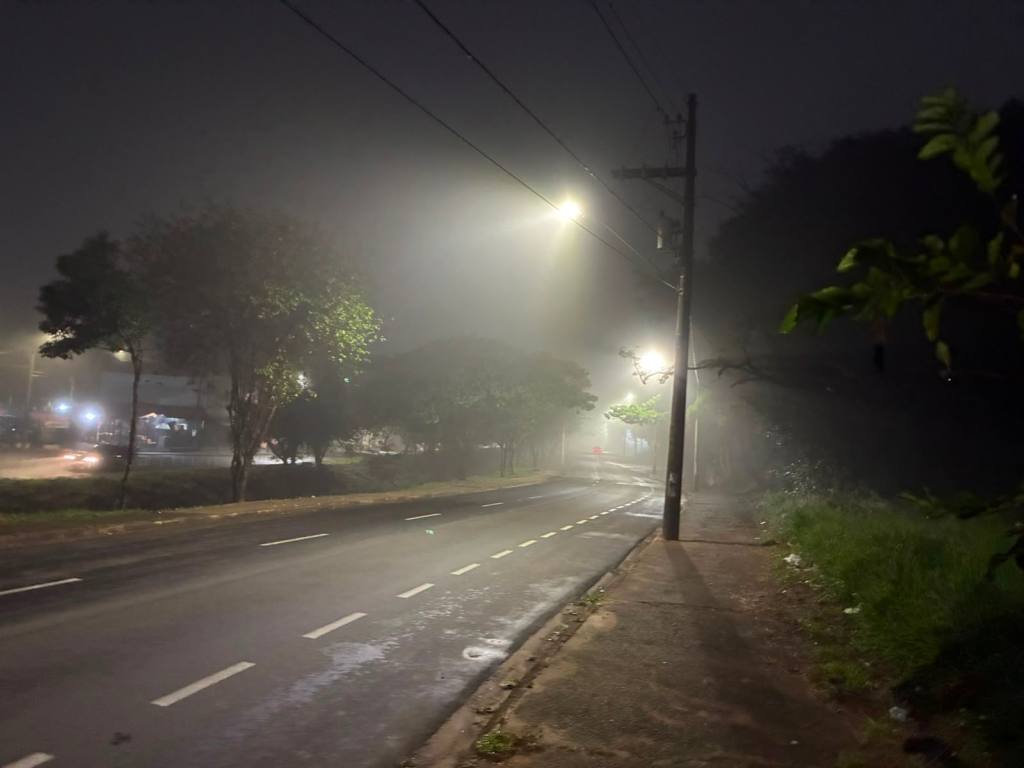 São Carlos amanheceu nesta terça-feira (16) sob um cenário típico de inverno. Por volta das 6h43, uma espessa camada de neblina encobria diversos bairros da cidade, reduzindo a visibilidade e transformando a paisagem urbana.