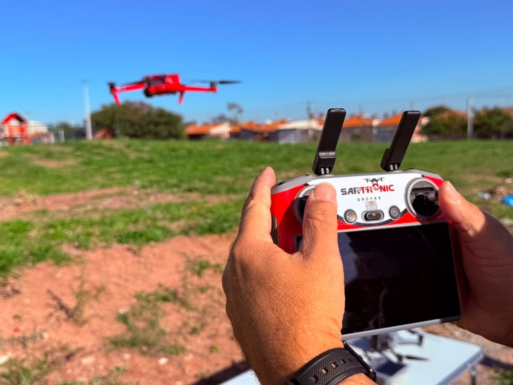 São Carlos iniciou na segunda,8, uma nova etapa no combate ao mosquito Aedes aegypti, transmissor da dengue, chikungunya, zika e febre amarela urbana. A ação utiliza cinco drones para realizar o mapeamento de áreas de risco e, posteriormente, a aplicação de larvicidas e pastilhas de cloro em locais de difícil acesso.
