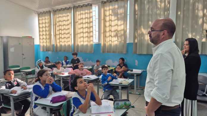 8a6905d0-435b-4792-88ce-e0d424a2a04e O prefeito de São Carlos, Netto Donato, esteve na manhã desta segunda-feira (01/06) na Escola Municipal de Educação Básica (EMEB) Arthur Natalino Deriggi, localizada no bairro Cidade Aracy e que atende 1.200 alunos no Fundamental I e II e na Educação de Jovens e Adultos (EJA).