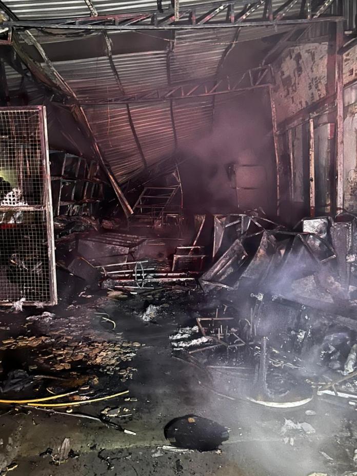 Incêndio destruiu barracão no Santa Felícia Incêndio destruiu barracão no Santa Felícia