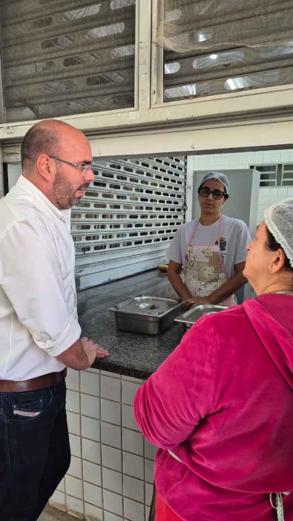 O prefeito de São Carlos, Netto Donato, esteve na manhã desta segunda-feira (01/06) na Escola Municipal de Educação Básica (EMEB) Arthur Natalino Deriggi, localizada no bairro Cidade Aracy e que atende 1.200 alunos no Fundamental I e II e na Educação de Jovens e Adultos (EJA).