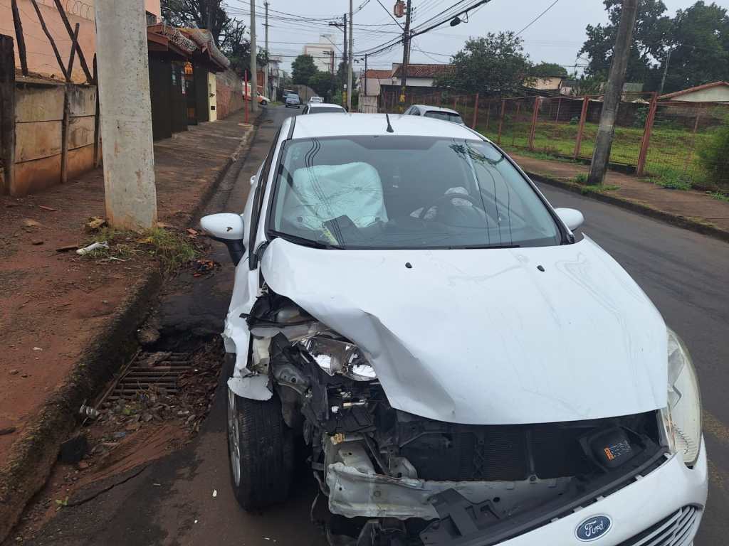 Uma colisão envolvendo um HB20 e um Ford Fiesta foi registrada na manhã desta terça, 16, no cruzamento da Bernardino Fernandes Nunes com a Rotary Club,