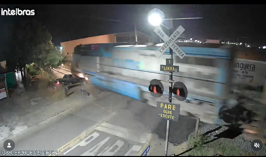 Homem fica ferido após colisão entre carro e trem em passagem de nível de Itirapina