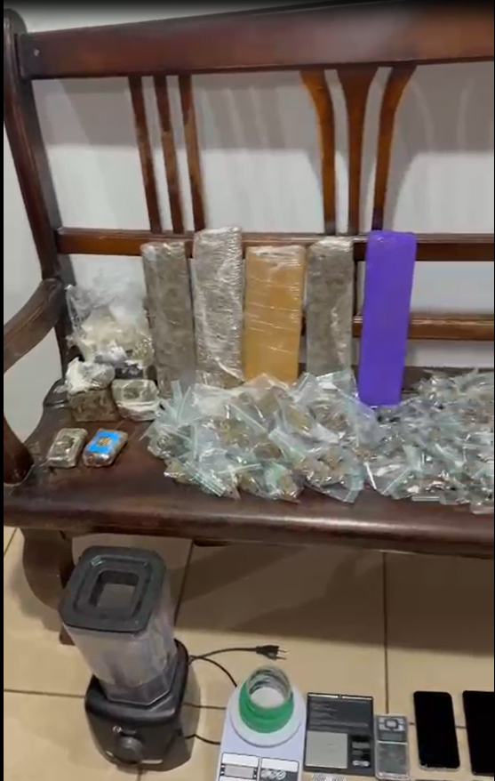 Força Tática apreende mais de 14 quilos de drogas e prende suspeito por tráfico no São Carlos VIII Força Tática apreende mais de 14 quilos de drogas e prende suspeito por tráfico no São Carlos VIII