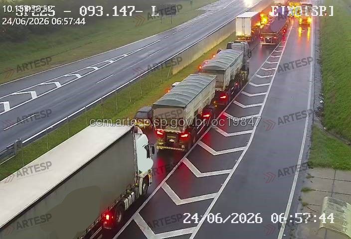 Na manhã chuvosa desta quarta, 24, um caminhão carregado com madeira tombou no km 92, da SP 225, em Itirapina. Devido ao acidente, o trânsito no local está bloqueado, segundo a ARTESP.