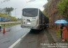 Ônibus colide no talude, após se envolver em acidente na WL