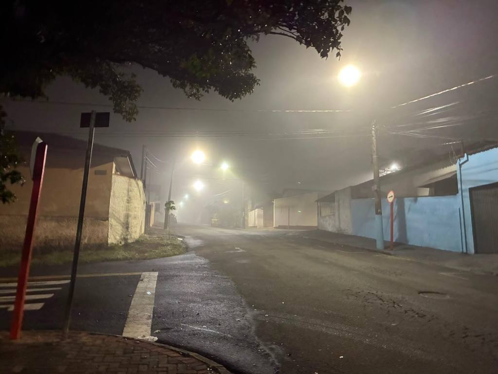 São Carlos amanheceu nesta terça-feira (16) sob um cenário típico de inverno. Por volta das 6h43, uma espessa camada de neblina encobria diversos bairros da cidade, reduzindo a visibilidade e transformando a paisagem urbana.