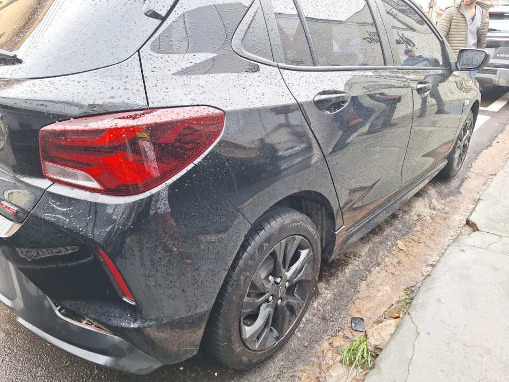 Um acidente de trânsito envolvendo uma van e um ônix (que estava estacionado) aconteceu na manhã desta sexta, 12, no cruzamento da Paulino Botelho de Abreu Sampaio com a Conselheiro João Alfredo na Vila Pureza, em São Carlos.