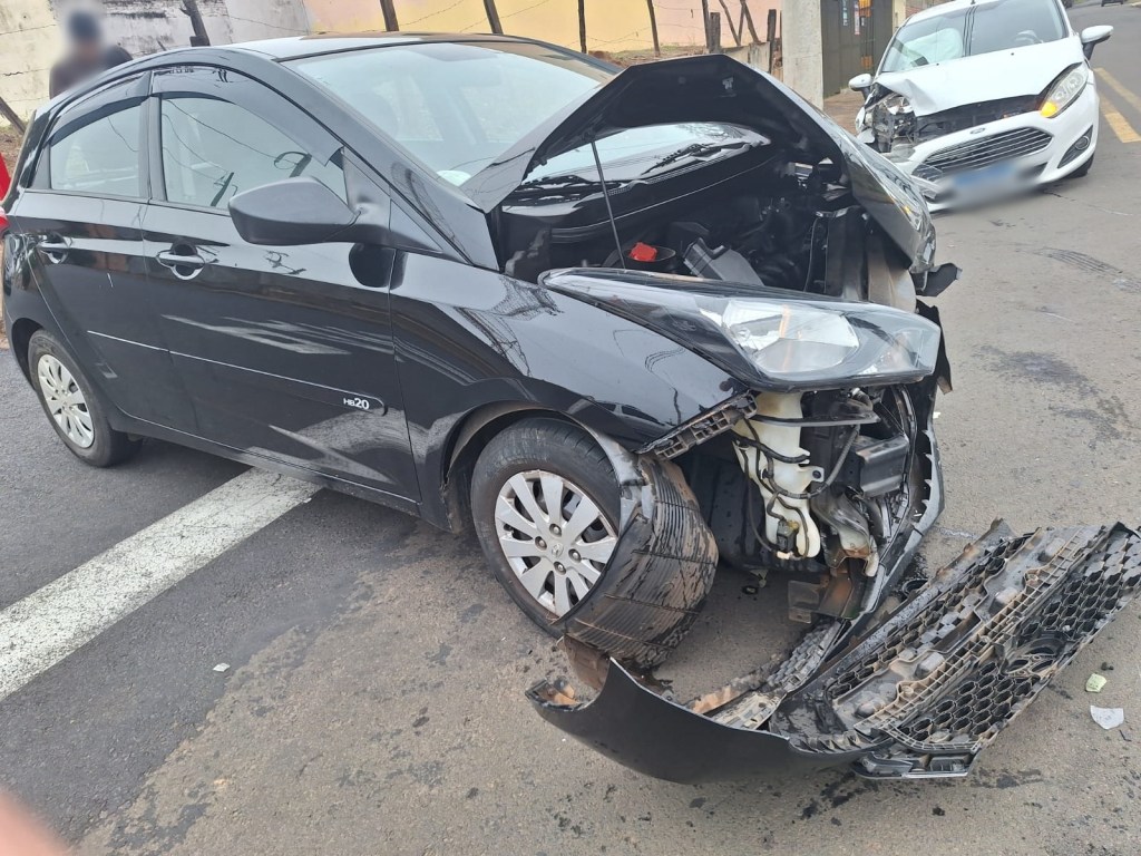 Uma colisão envolvendo um HB20 e um Ford Fiesta foi registrada na manhã desta terça, 16, no cruzamento da Bernardino Fernandes Nunes com a Rotary Club,