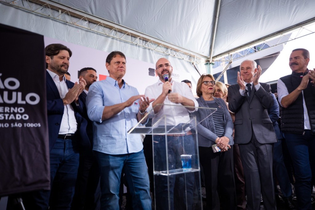 O governador de São Paulo, Tarcísio de Freitas, esteve em São Carlos entre os dias 10 e 11 de junho e anunciou recursos e um conjunto de obras e investimentos que somam R$ 750 milhões para 26 municípios da Região Central. Do total, aproximadamente R$ 200 milhões foram destinados a São Carlos, o que representa cerca de 26% do montante.