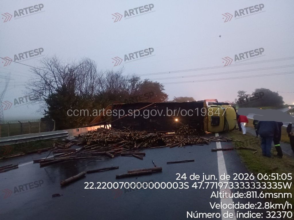 Na manhã chuvosa desta quarta, 24, um caminhão carregado com madeira tombou no km 92, da SP 225, em Itirapina. Devido ao acidente, o trânsito no local está bloqueado, segundo a ARTESP.