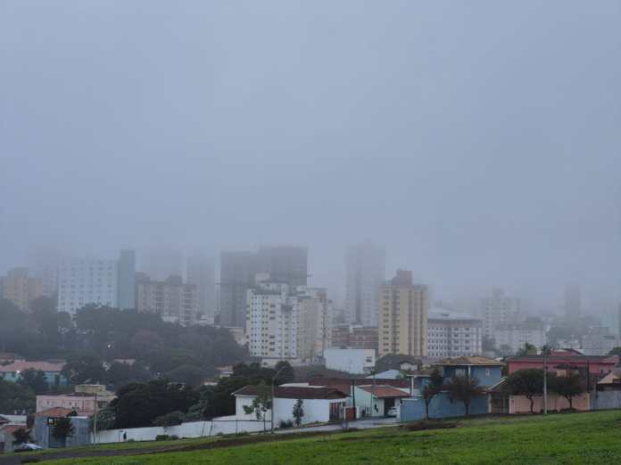chuva neblina sao carlos A cidade de São Carlos acumulou 80,5 milímetros de chuva entre os dias 10 e 14 de junho, volume que já ultrapassa em mais de 40 milímetros a média registrada para o período nos últimos 19 anos, segundo relatório divulgado pela Defesa Civil Municipal./Foto: Maurício Duch