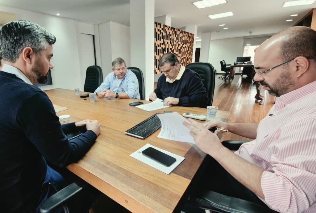 O prefeito Netto Donato e o secretário de Saúde, Leandro Pilha, assinaram na manhã desta quarta-feira (24/06), no Paço Municipal, a ordem de serviço para que a empresa, contratada via processo licitatório, inicie as obras de reforma da Unidade Básica de Saúde, a UBS do Santa Paula, em São Carlos.