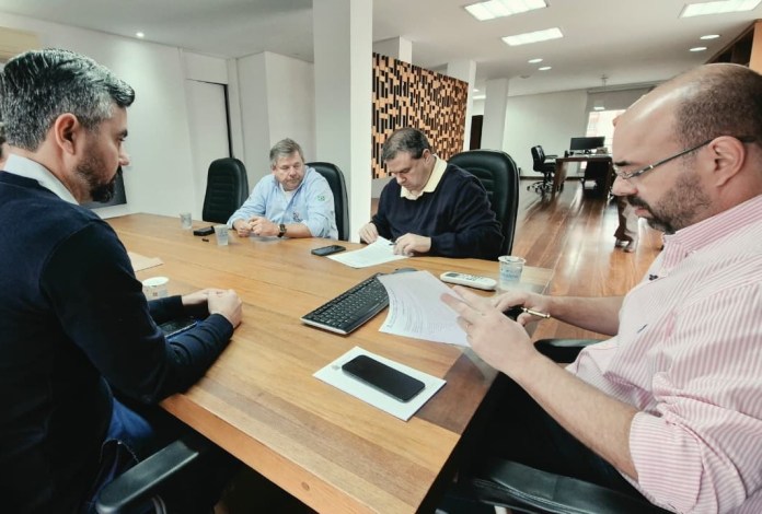 d1fe02bb-119a-4c40-8edc-529663f9b97c O prefeito Netto Donato e o secretário de Saúde, Leandro Pilha, assinaram na manhã desta quarta-feira (24/06), no Paço Municipal, a ordem de serviço para que a empresa, contratada via processo licitatório, inicie as obras de reforma da Unidade Básica de Saúde, a UBS do Santa Paula, em São Carlos.