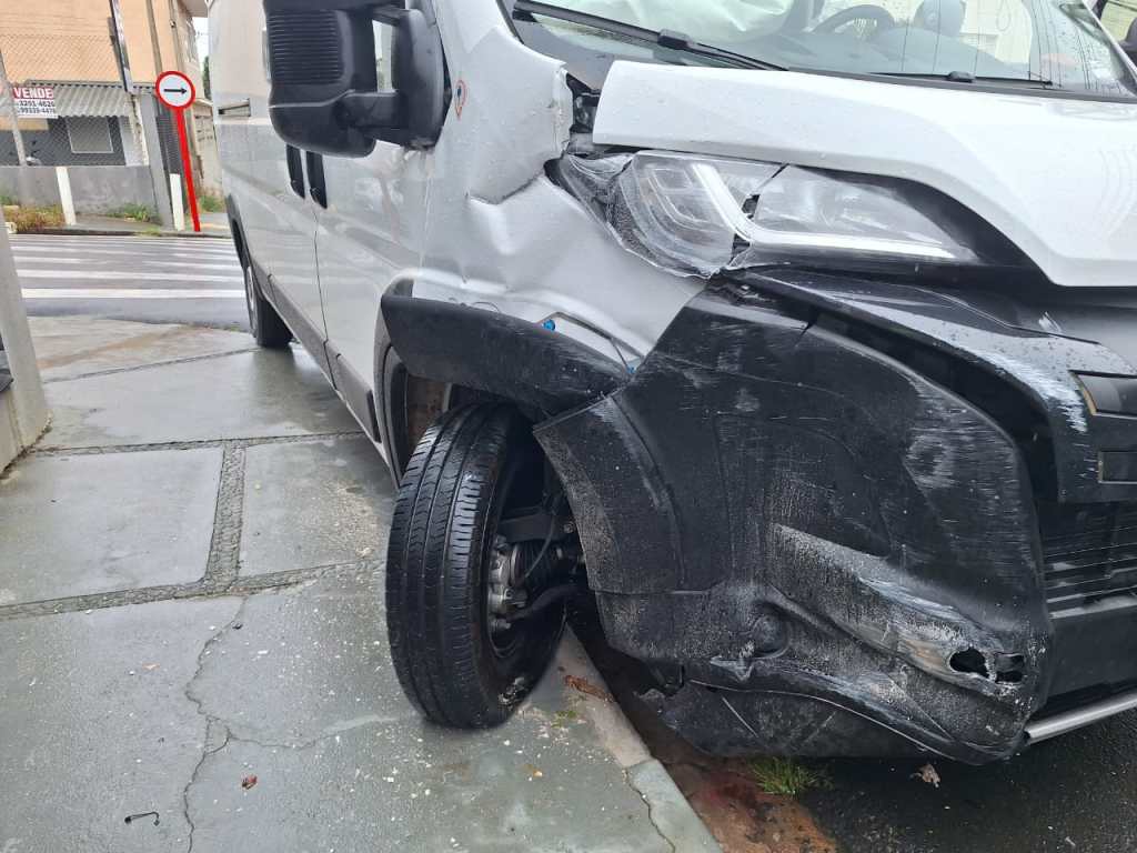 Um acidente de trânsito envolvendo uma van e um ônix (que estava estacionado) aconteceu na manhã desta sexta, 12, no cruzamento da Paulino Botelho de Abreu Sampaio com a Conselheiro João Alfredo na Vila Pureza, em São Carlos.