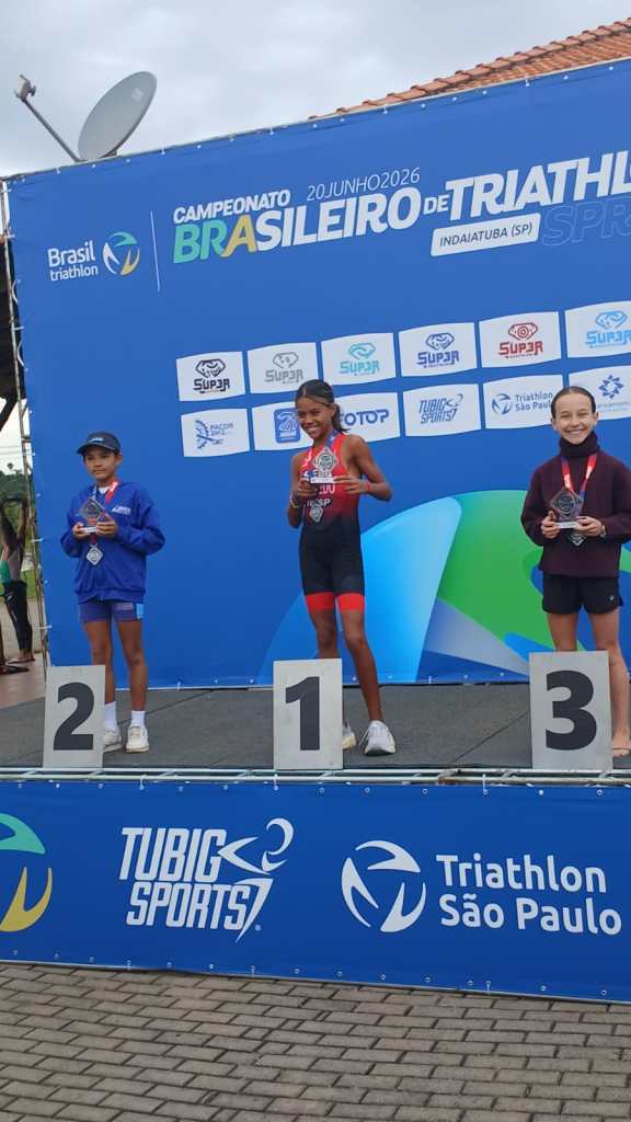Aos 11 anos de idade, a atleta Lara Alanys Azevedo dos Santos já acumula conquistas que muitos esportistas levam anos para alcançar. Representando o SESI São Carlos, a jovem vem se destacando no triathlon e no duathlon, modalidades que exigem alto nível de preparo físico, disciplina e determinação.