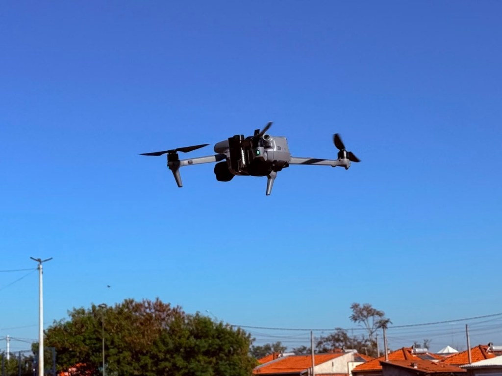 São Carlos iniciou na segunda,8, uma nova etapa no combate ao mosquito Aedes aegypti, transmissor da dengue, chikungunya, zika e febre amarela urbana. A ação utiliza cinco drones para realizar o mapeamento de áreas de risco e, posteriormente, a aplicação de larvicidas e pastilhas de cloro em locais de difícil acesso.