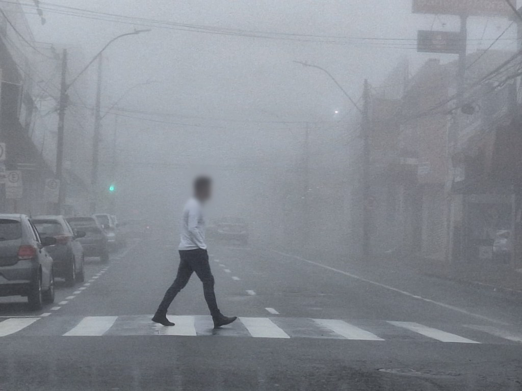 São Carlos amanheceu envolta por uma densa camada de neblina neste domingo (14), criando uma paisagem que chamou a atenção de moradores e motoristas logo nas primeiras horas da manhã.