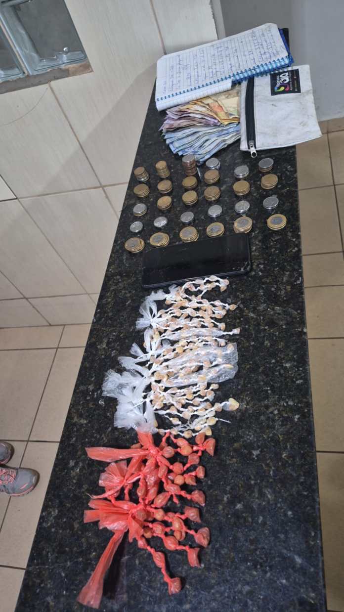 Mulher é presa em flagrante por tráfico de drogas na Vila Isabel Mulher é presa em flagrante por tráfico de drogas na Vila Isabel