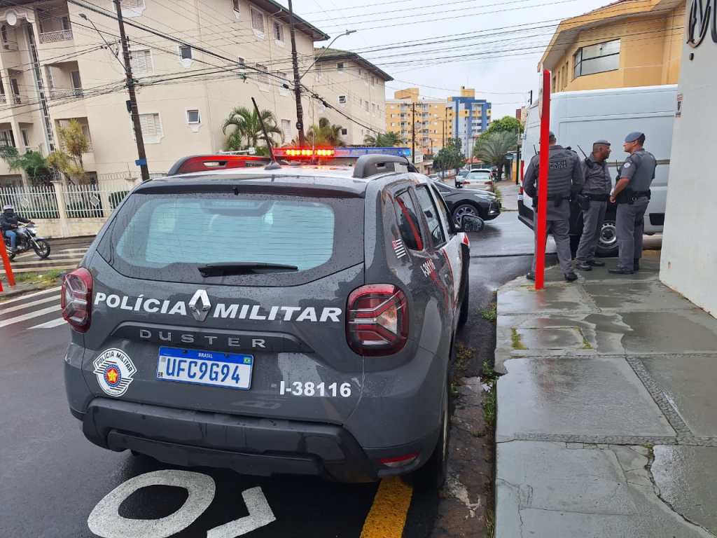 Um acidente de trânsito envolvendo uma van e um ônix (que estava estacionado) aconteceu na manhã desta sexta, 12, no cruzamento da Paulino Botelho de Abreu Sampaio com a Conselheiro João Alfredo na Vila Pureza, em São Carlos.