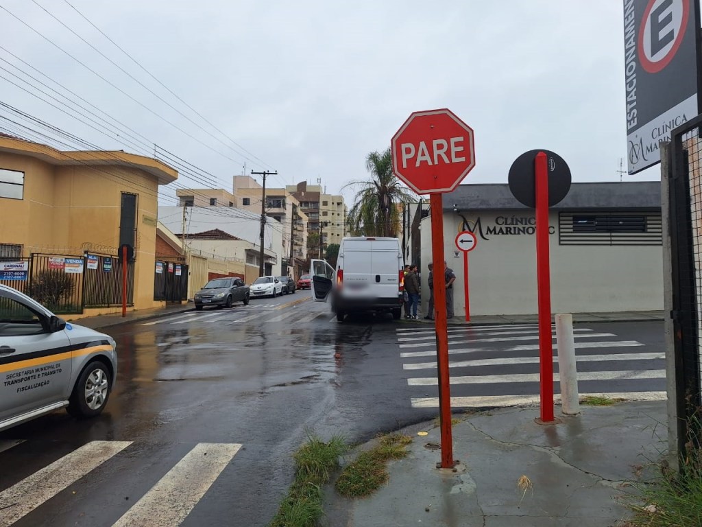 Um acidente de trânsito envolvendo uma van e um ônix (que estava estacionado) aconteceu na manhã desta sexta, 12, no cruzamento da Paulino Botelho de Abreu Sampaio com a Conselheiro João Alfredo na Vila Pureza, em São Carlos.