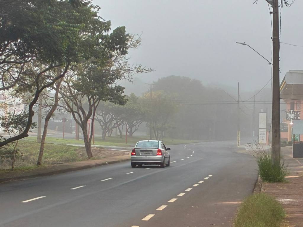 São Carlos amanheceu envolta por uma densa camada de neblina neste domingo (14), criando uma paisagem que chamou a atenção de moradores e motoristas logo nas primeiras horas da manhã.