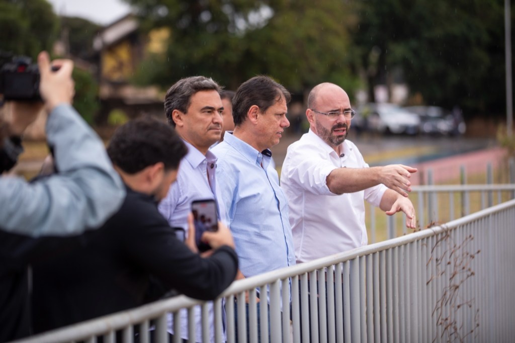 O governador de São Paulo, Tarcísio de Freitas, esteve em São Carlos entre os dias 10 e 11 de junho e anunciou recursos e um conjunto de obras e investimentos que somam R$ 750 milhões para 26 municípios da Região Central. Do total, aproximadamente R$ 200 milhões foram destinados a São Carlos, o que representa cerca de 26% do montante.