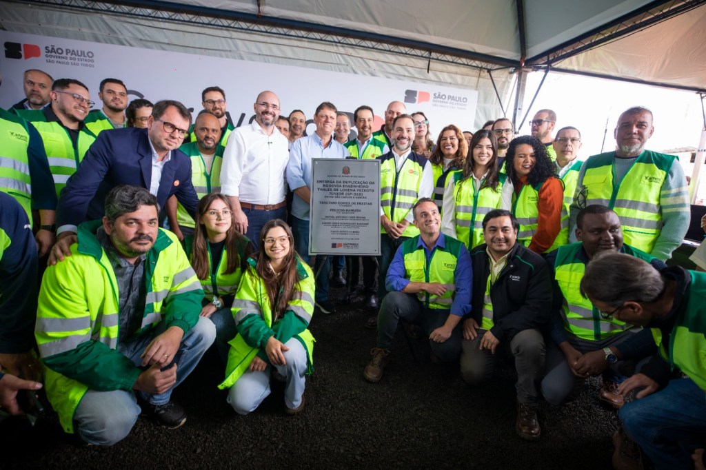 O governador de São Paulo, Tarcísio de Freitas, esteve em São Carlos entre os dias 10 e 11 de junho e anunciou recursos e um conjunto de obras e investimentos que somam R$ 750 milhões para 26 municípios da Região Central. Do total, aproximadamente R$ 200 milhões foram destinados a São Carlos, o que representa cerca de 26% do montante.
