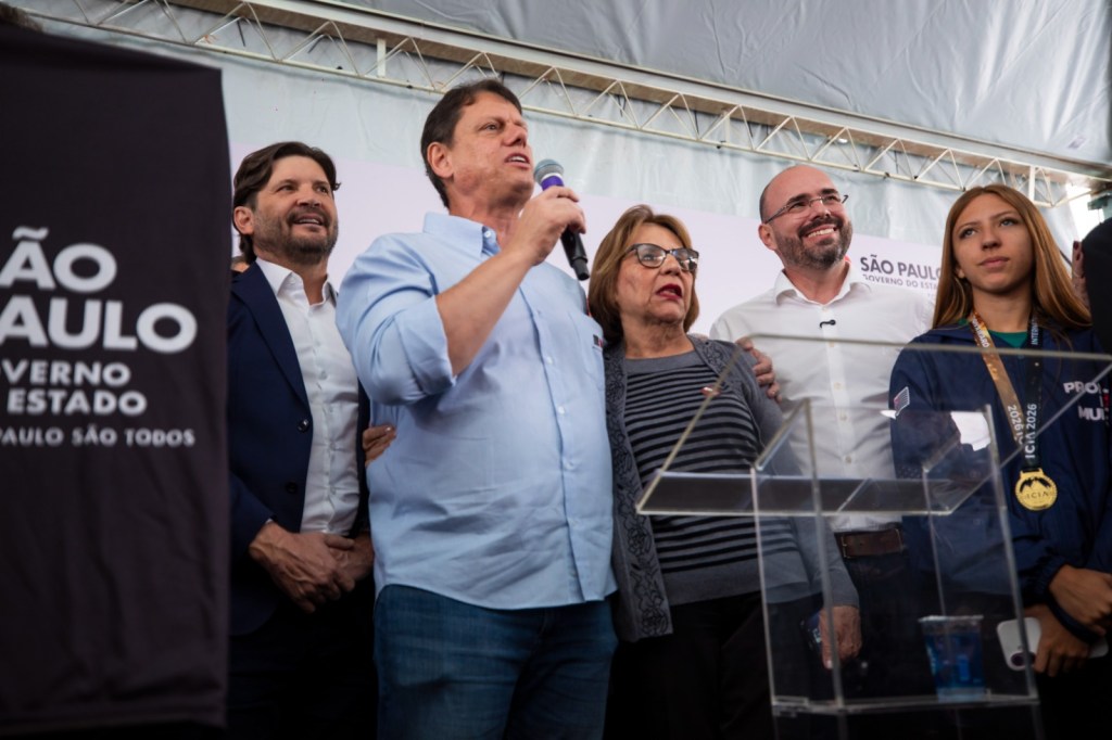 O governador de São Paulo, Tarcísio de Freitas, esteve em São Carlos entre os dias 10 e 11 de junho e anunciou recursos e um conjunto de obras e investimentos que somam R$ 750 milhões para 26 municípios da Região Central. Do total, aproximadamente R$ 200 milhões foram destinados a São Carlos, o que representa cerca de 26% do montante.