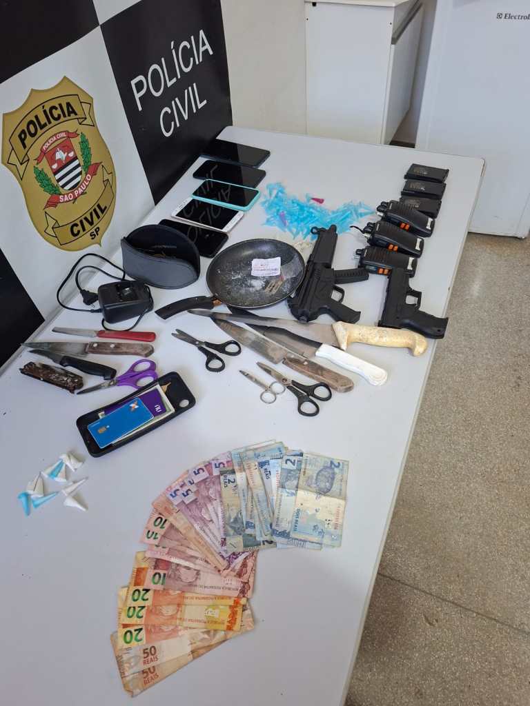 Uma operação realizada pela Polícia Civil na sexta-feira (19), em Ribeirão Bonito, resultou na prisão de três pessoas suspeitas de envolvimento com o tráfico de drogas e na apreensão de entorpecentes, dinheiro e diversos objetos relacionados à atividade criminosa.