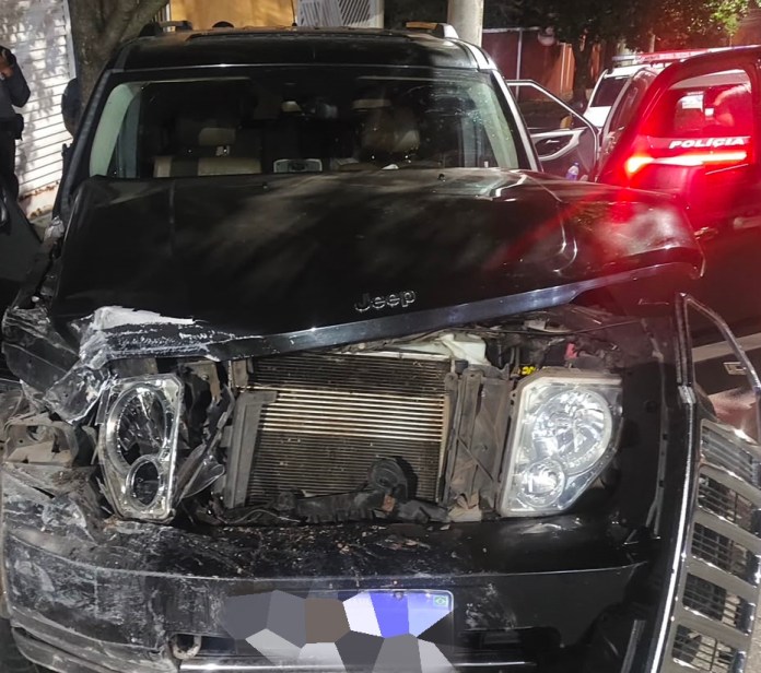 0295a704-4030-4152-a3c2-2832c133920b Um acidente de trânsito assustou uma moradora na madrugada desta sexta-feira (3), em São Carlos. Um Jeep Cherokee atingiu uma residência na Rua Nelson Orlandi e abriu um buraco na parede do imóvel