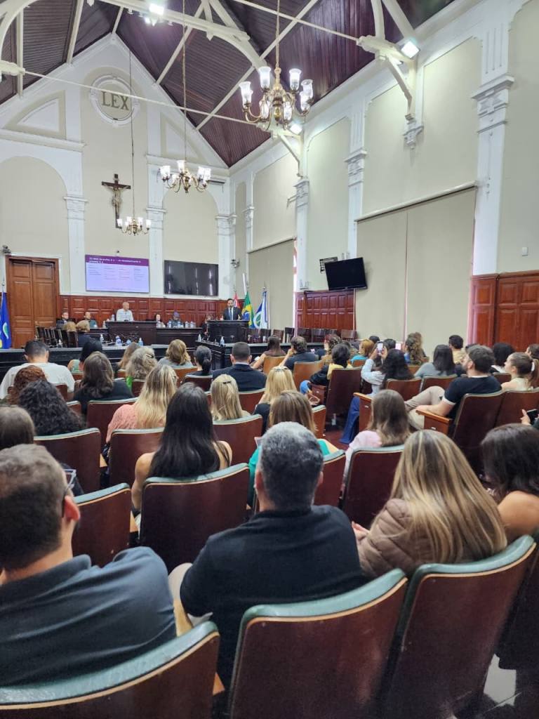 A Câmara Municipal de São Carlos promoveu, na manhã desta sexta-feira (31), o segundo encontro do Ciclo de Palestras Sócio-Familiar, iniciativa que reúne profissionais da rede de proteção para discutir políticas públicas e fortalecer o atendimento às vítimas de violência doméstica e familiar.