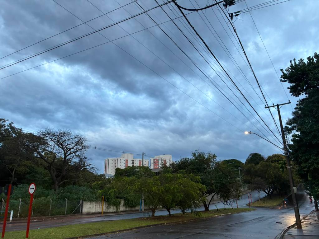 Depois de um longo período de tempo seco, a chuva voltou a atingir São Carlos na madrugada desta sexta-feira (24). As primeiras precipitações foram registradas por volta das 4h, marcando a chegada de uma mudança nas condições climáticas que deve manter o tempo instável ao longo do dia e no sábado.