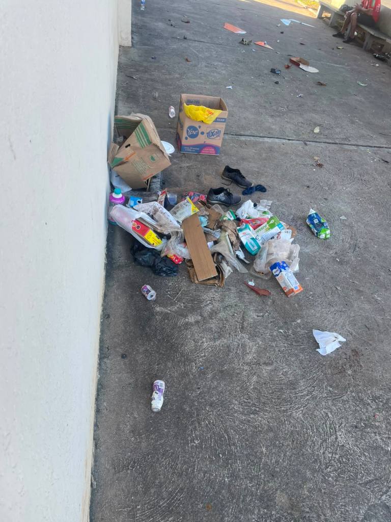 Moradores e comerciantes da região da Praça Duque de Caxias, localizada na Avenida São Carlos, na Vila Marina, voltaram a manifestar preocupação com a presença constante de pessoas em situação de rua e usuários de drogas no local