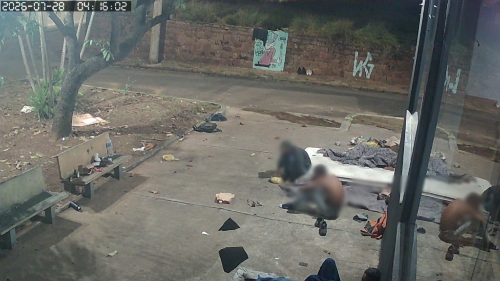 Moradores e comerciantes da região da Praça Duque de Caxias, localizada na Avenida São Carlos, na Vila Marina, voltaram a manifestar preocupação com a presença constante de pessoas em situação de rua e usuários de drogas no local
