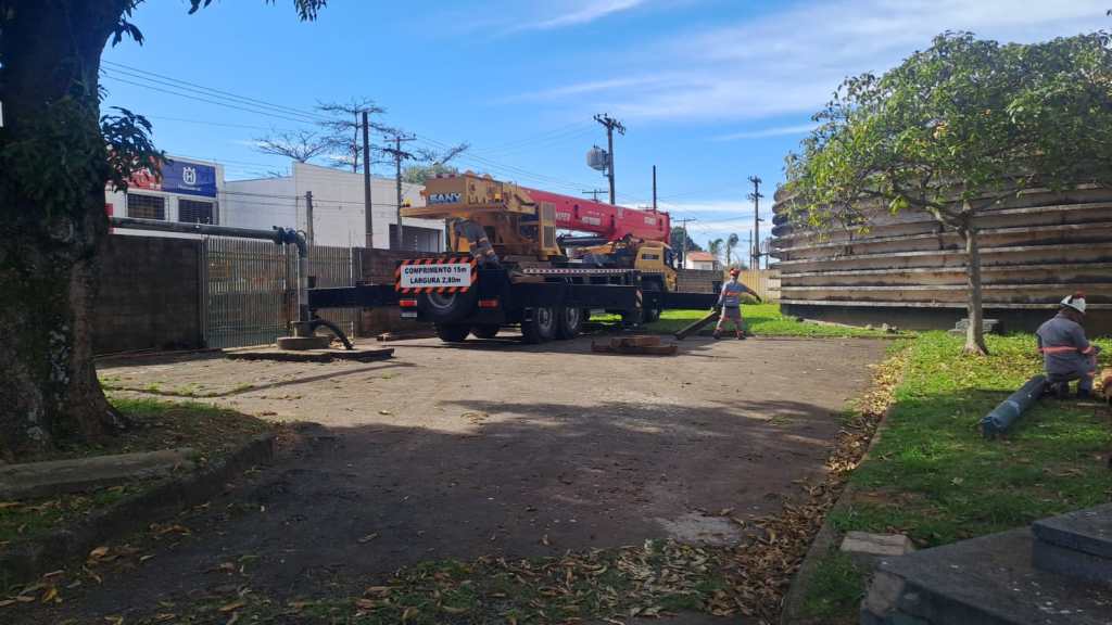 O Serviço Autônomo de Água e Esgoto de São Carlos (SAAE) informa que, nesta quinta-feira, 23 de julho, o Centro de Produção, Reservação e Distribuição Vila Alpes apresentou uma falha no conjunto motobomba submersa do poço tubular profundo, sendo necessária a substituição do equipamento para garantir a continuidade e a segurança da operação.