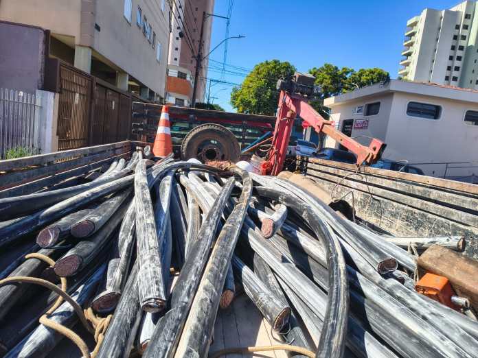 A Guarda Municipal de São Carlos flagrou, na tarde desta segunda-feira (20/07), três homens furtando fiação subterrânea de telefonia na Rua Iwagiro Toyama, no Jardim Paulistano A Guarda Municipal de São Carlos flagrou, na tarde desta segunda-feira (20/07), três homens furtando fiação subterrânea de telefonia na Rua Iwagiro Toyama, no Jardim Paulistano
