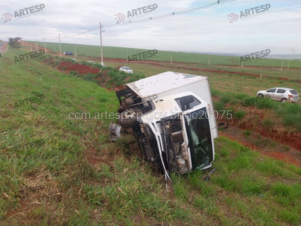 Uma pessoa morreu e outra ficou ferida após um grave acidente registrado no início da tarde deste domingo (12) na Rodovia José Fregonezi (SP-328), em Cravinhos.