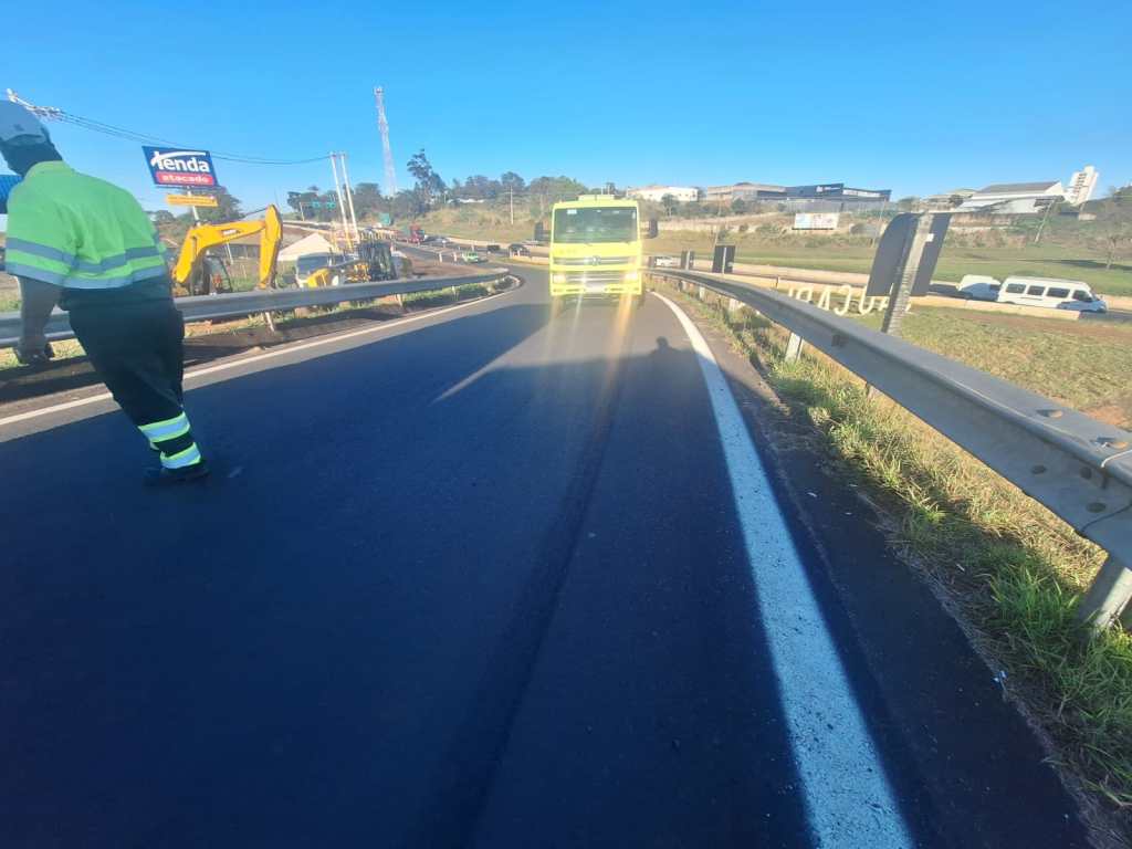 A carroceria de um caminhão-baú que transportava 7 toneladas de papel sulfite tombou na alça de acesso do km 228 da Rodovia Washington Luís (SP-310), em São Carlos