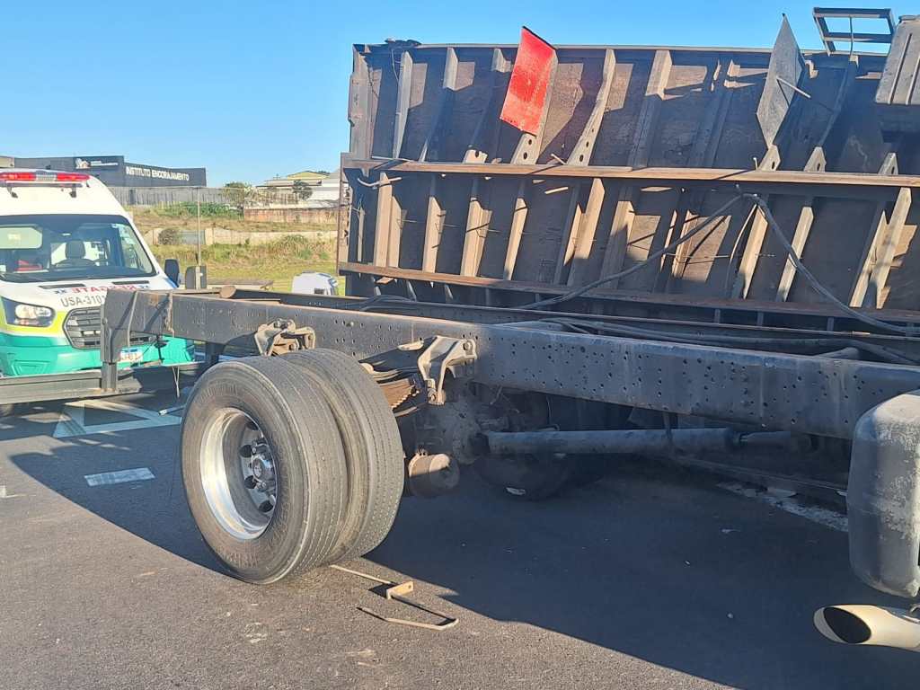 A carroceria de um caminhão-baú que transportava 7 toneladas de papel sulfite tombou na alça de acesso do km 228 da Rodovia Washington Luís (SP-310), em São Carlos