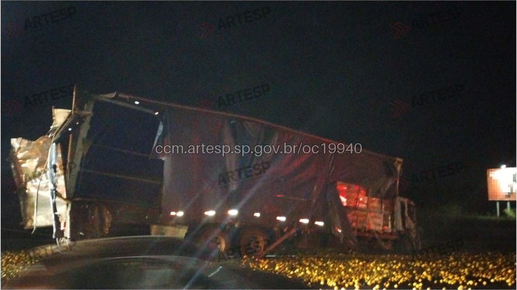 Na noite de ontem, 1, um caminhão ficou imobilizado na pista, após uma colisão com outro veículo, no km 214 da rodovia Washington Luís, em Itirapina.