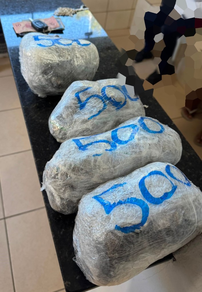 Uma ação da Polícia Militar terminou com a prisão de dois homens e a apreensão de 1,250 quilo de maconha na manhã desta sexta-feira (10), no bairro Cidade Aracy, em São Carlos.