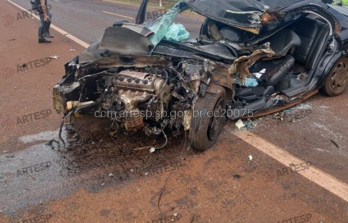 4a31e7a9-38c4-44ec-8166-13725ce5fb2a Uma pessoa morreu e outra ficou ferida após um grave acidente registrado no início da tarde deste domingo (12) na Rodovia José Fregonezi (SP-328), em Cravinhos.